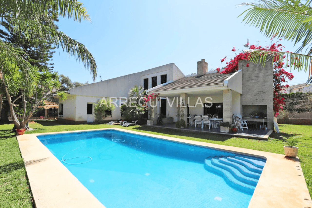 Amplia villa de estilo contemporáneo en Dénia