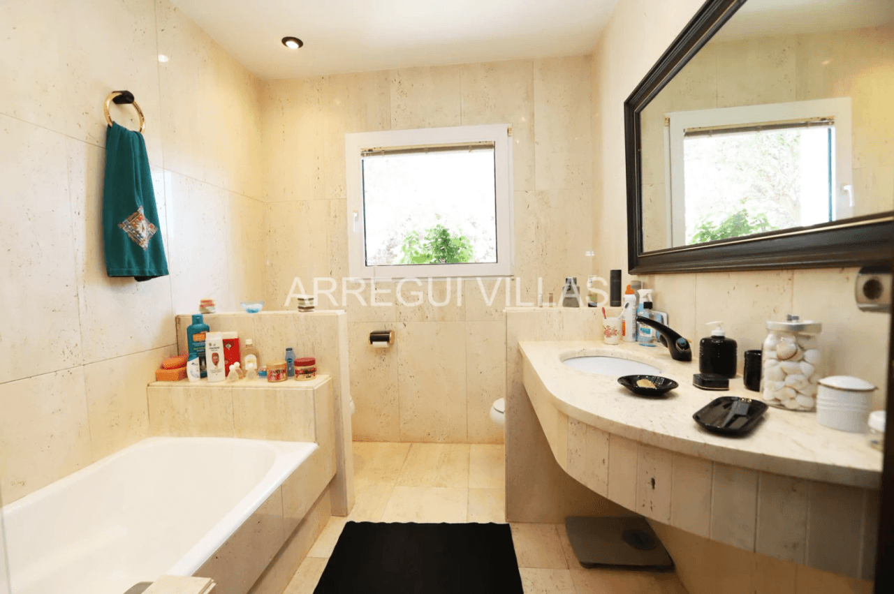 Amplia villa de estilo contemporáneo en Dénia