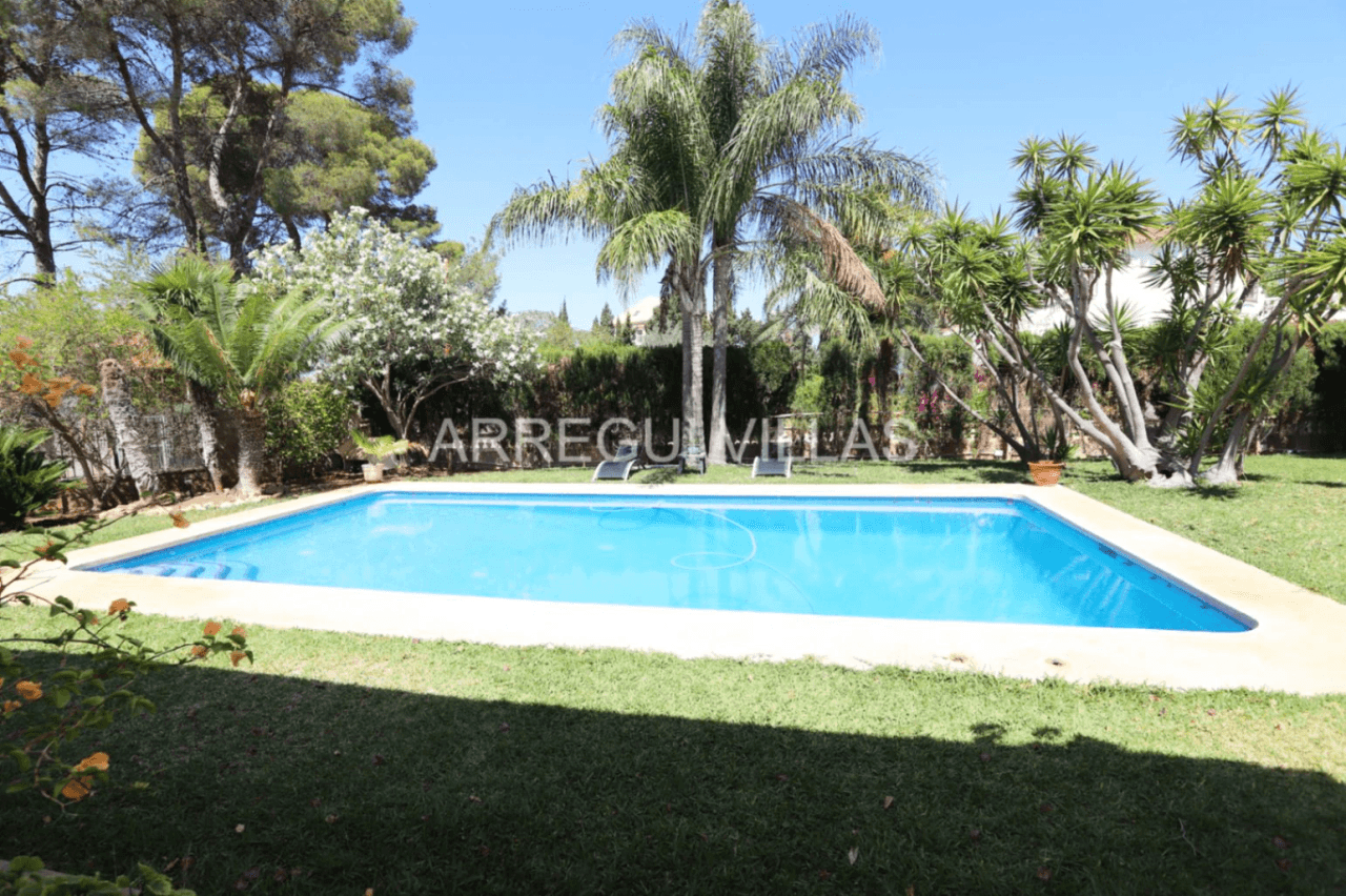 Amplia villa de estilo contemporáneo en Dénia