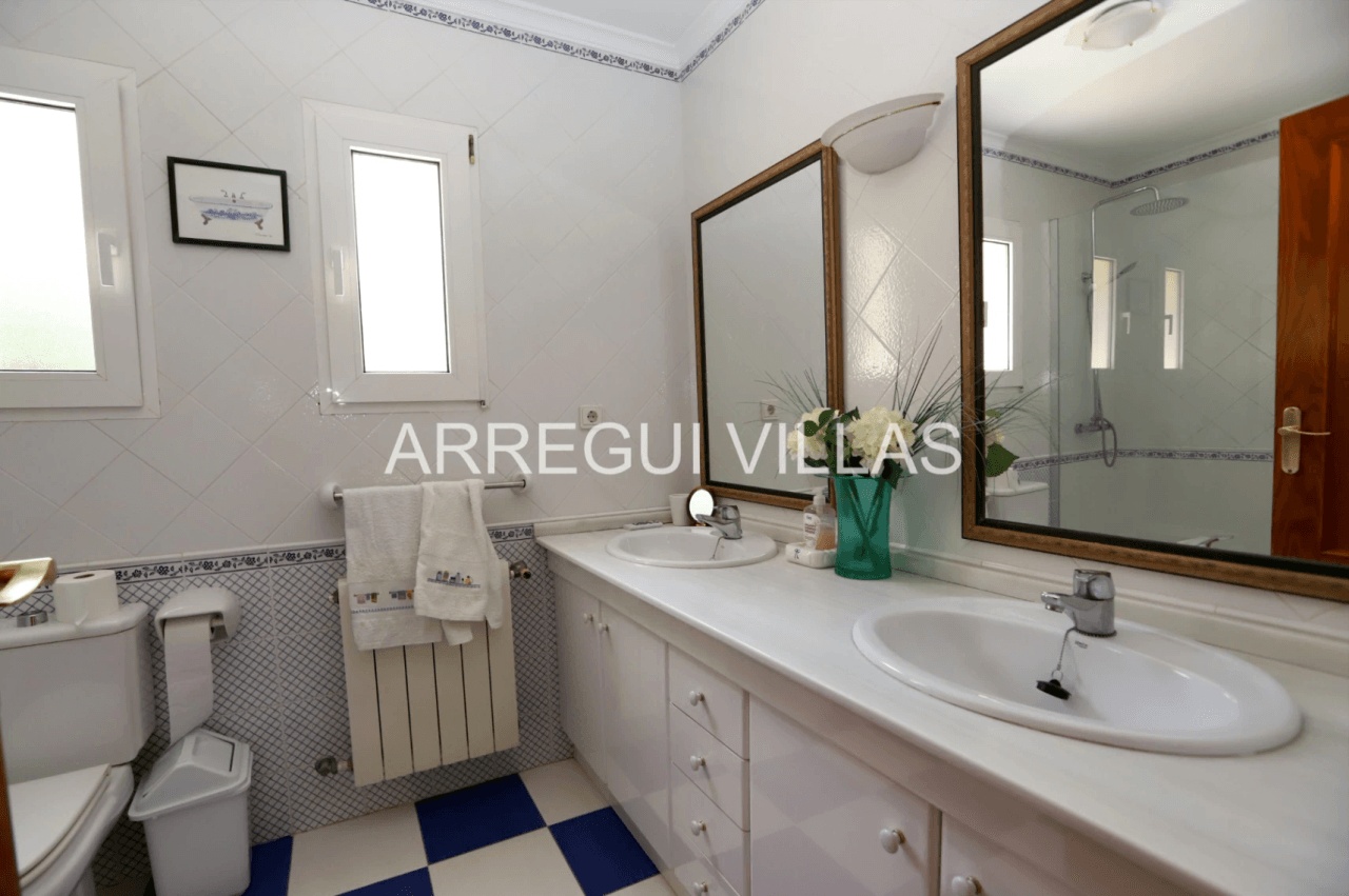 Chalet en venta de 4 habitaciones en Las Rotas, Denia