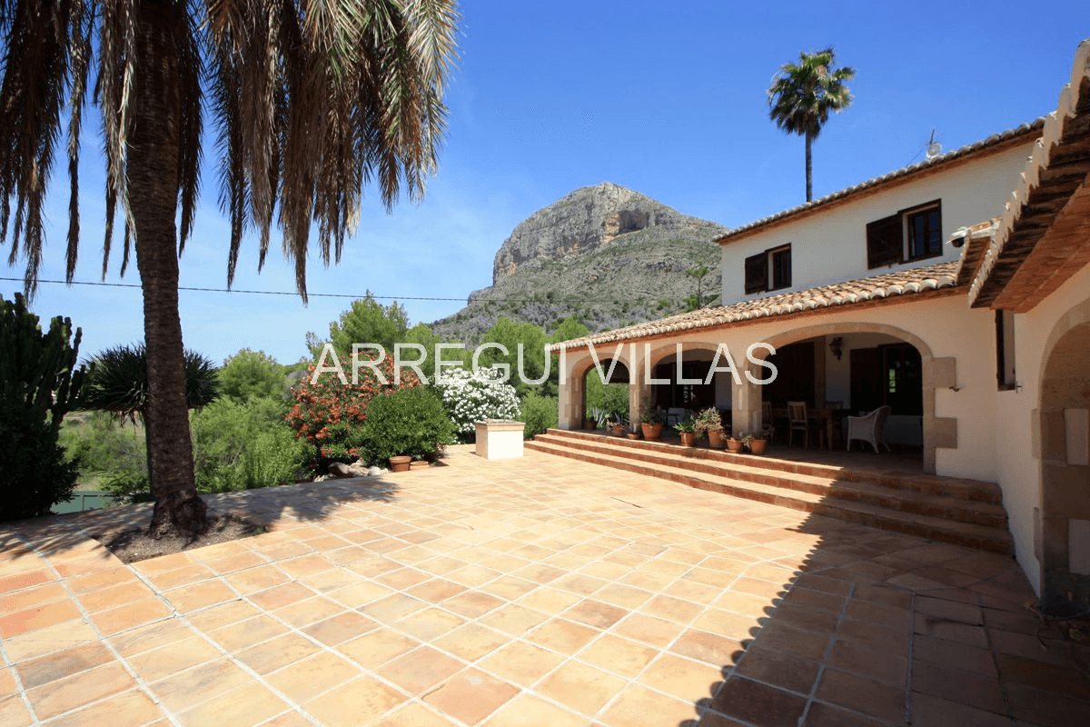 Exclusiva finca en venta en Jávea con 4 dormitorios, piscina privada y amplia parcela