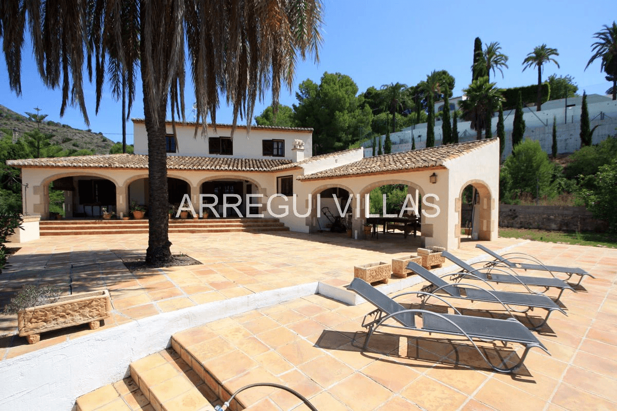 Exclusiva finca en venta en Jávea con 4 dormitorios, piscina privada y amplia parcela