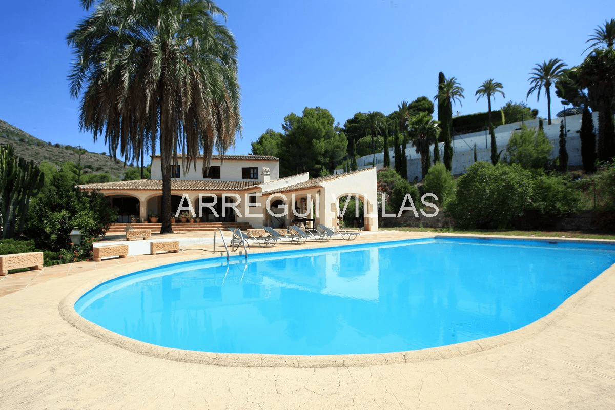 Exclusiva finca en venta en Jávea con 4 dormitorios, piscina privada y amplia parcela