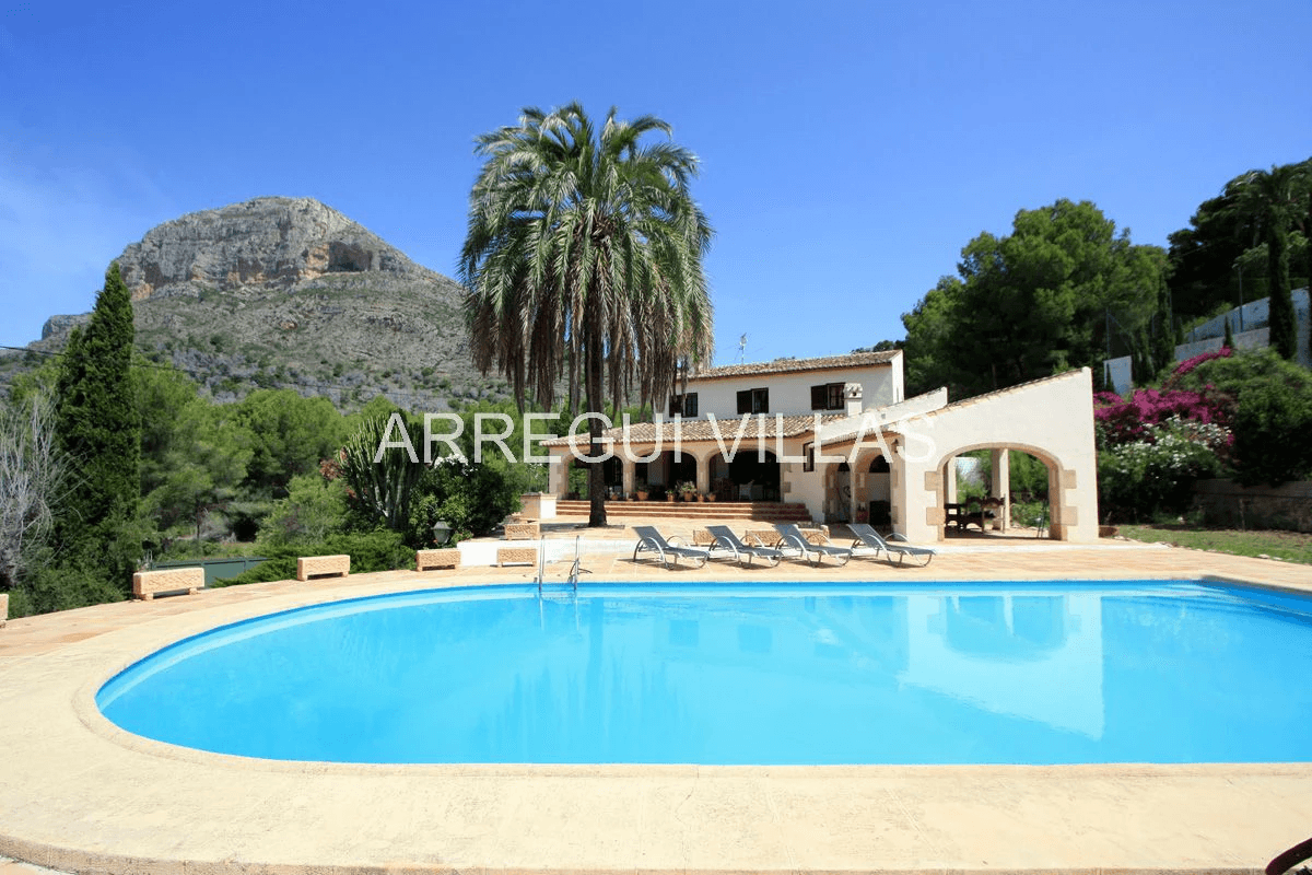 Exclusiva finca en venta en Jávea con 4 dormitorios, piscina privada y amplia parcela