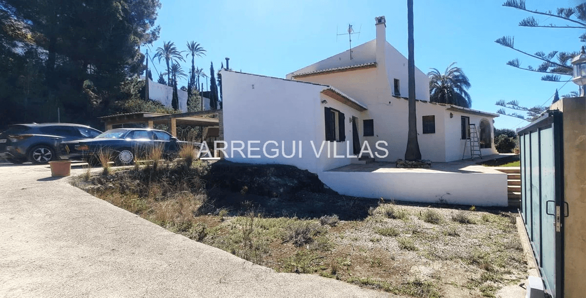 Exclusiva finca en venta en Jávea con 4 dormitorios, piscina privada y amplia parcela