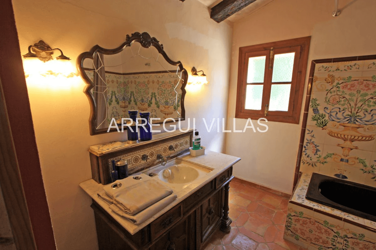 Exclusiva finca en venta en Jávea con 4 dormitorios, piscina privada y amplia parcela