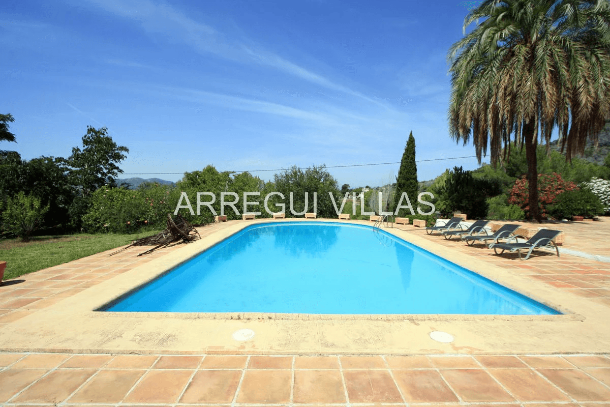 Exclusiva finca en venta en Jávea con 4 dormitorios, piscina privada y amplia parcela