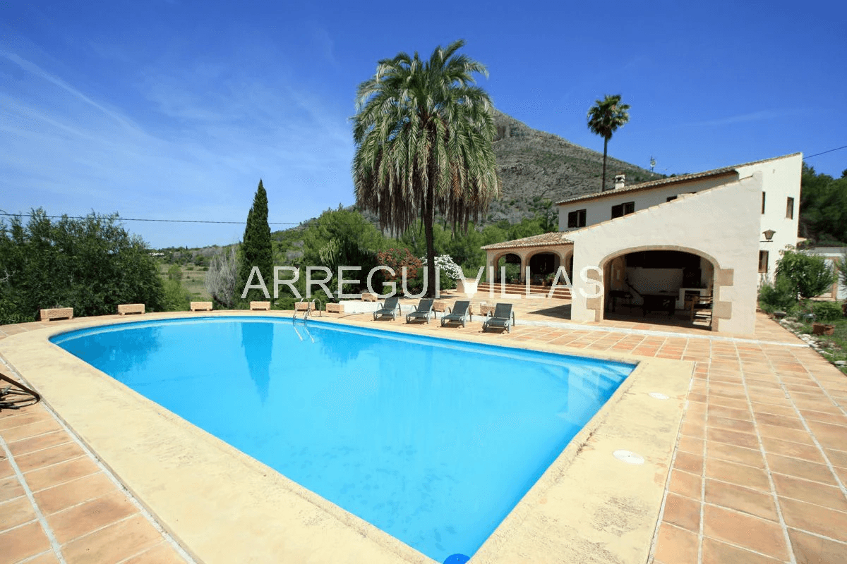 Exclusiva finca en venta en Jávea con 4 dormitorios, piscina privada y amplia parcela