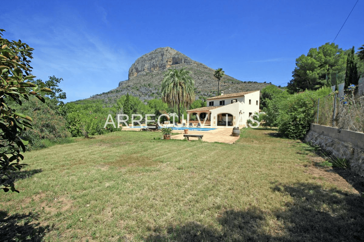 Exclusiva finca en venta en Jávea con 4 dormitorios, piscina privada y amplia parcela