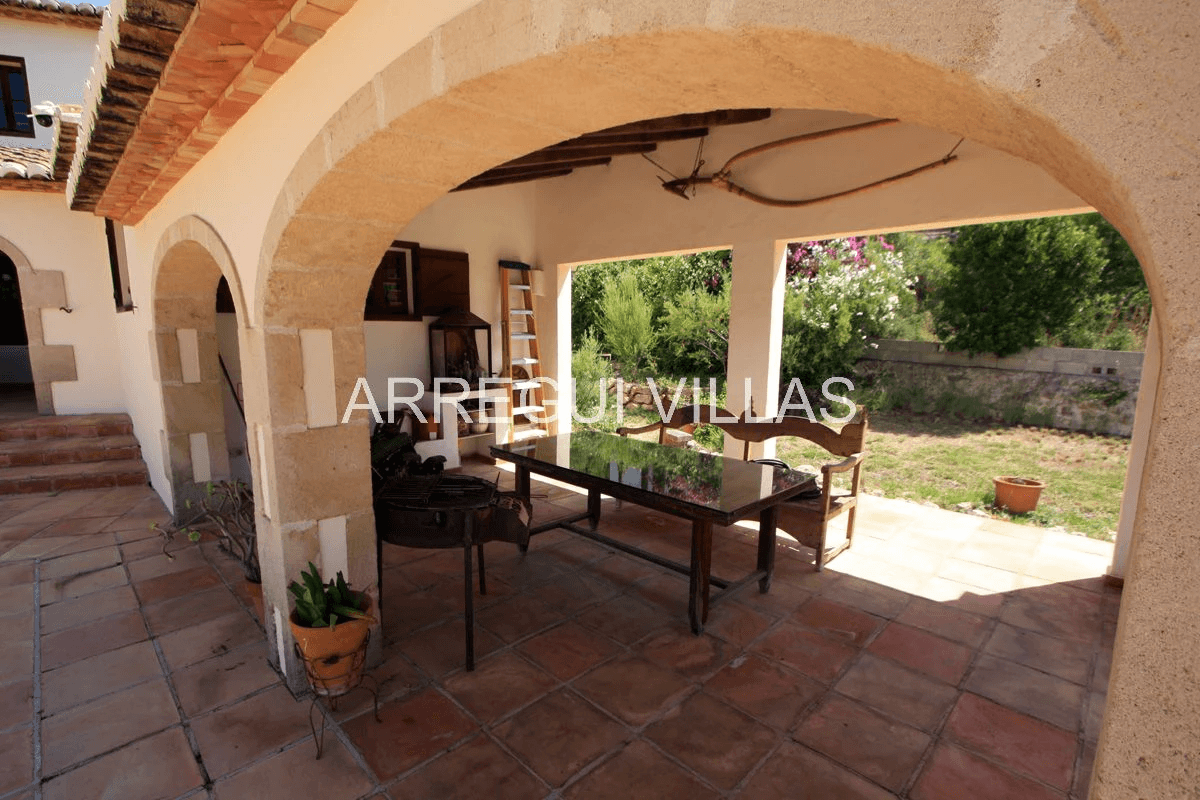 Exclusiva finca en venta en Jávea con 4 dormitorios, piscina privada y amplia parcela