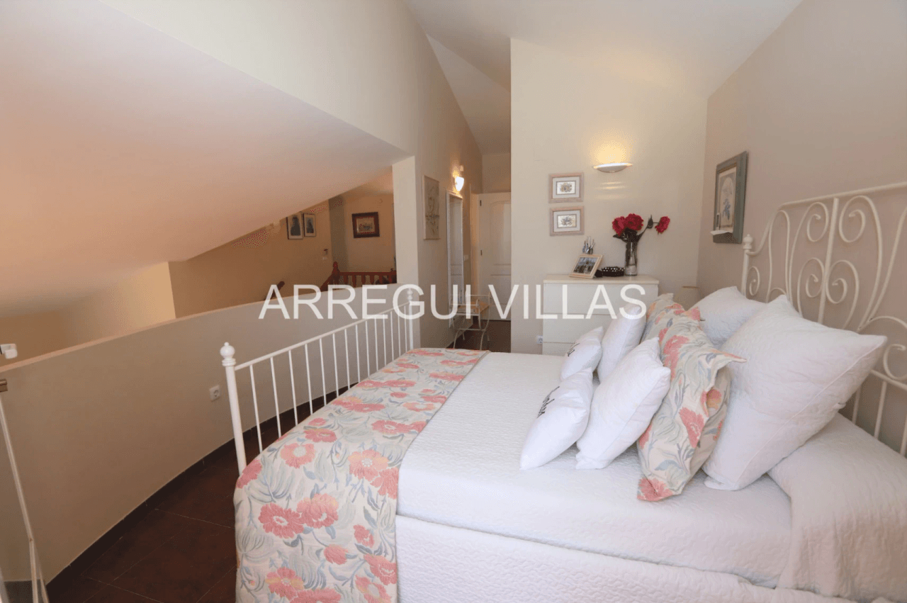 Villa con vistas al mar, piscina privada y amplios espacios en Cumbres del Sol - Benitachell