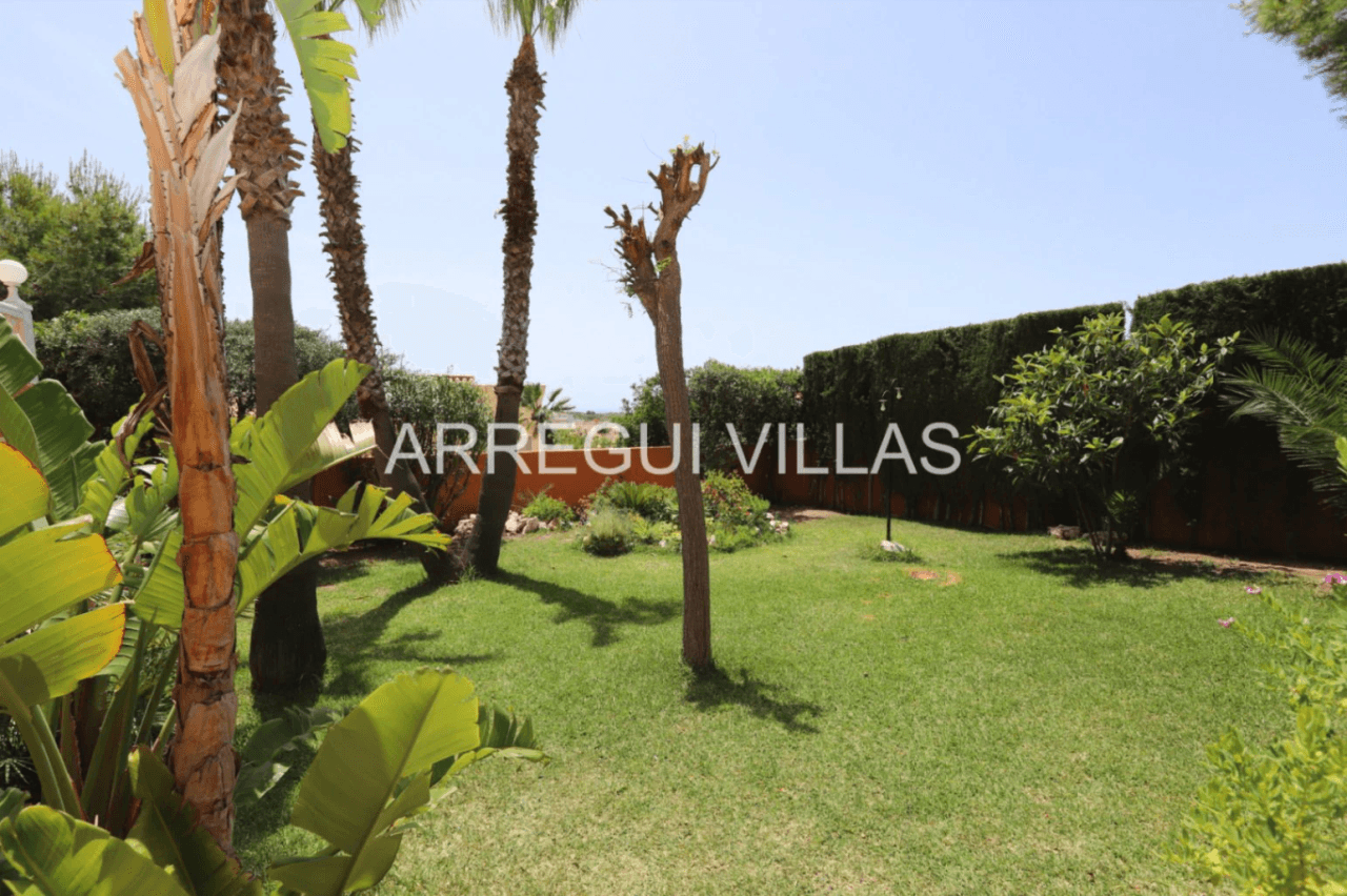Villa con vistas al mar, piscina privada y amplios espacios en Cumbres del Sol - Benitachell