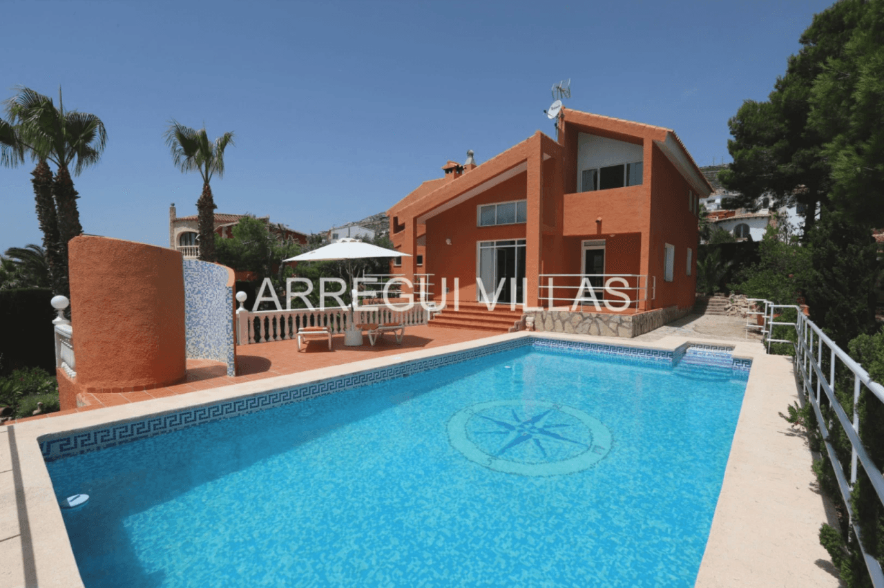 Villa con vistas al mar, piscina privada y amplios espacios en Cumbres del Sol - Benitachell