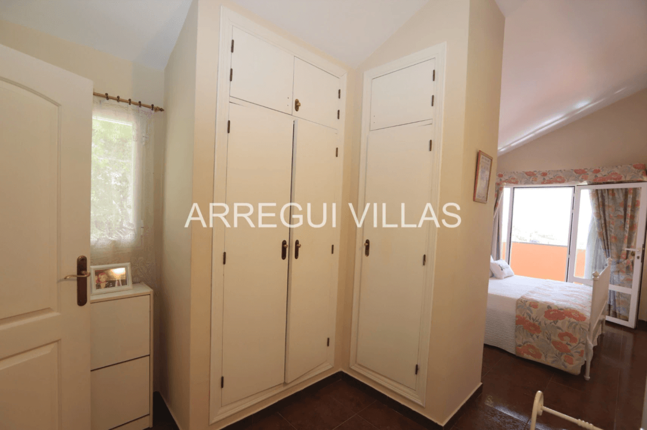 Villa con vistas al mar, piscina privada y amplios espacios en Cumbres del Sol - Benitachell