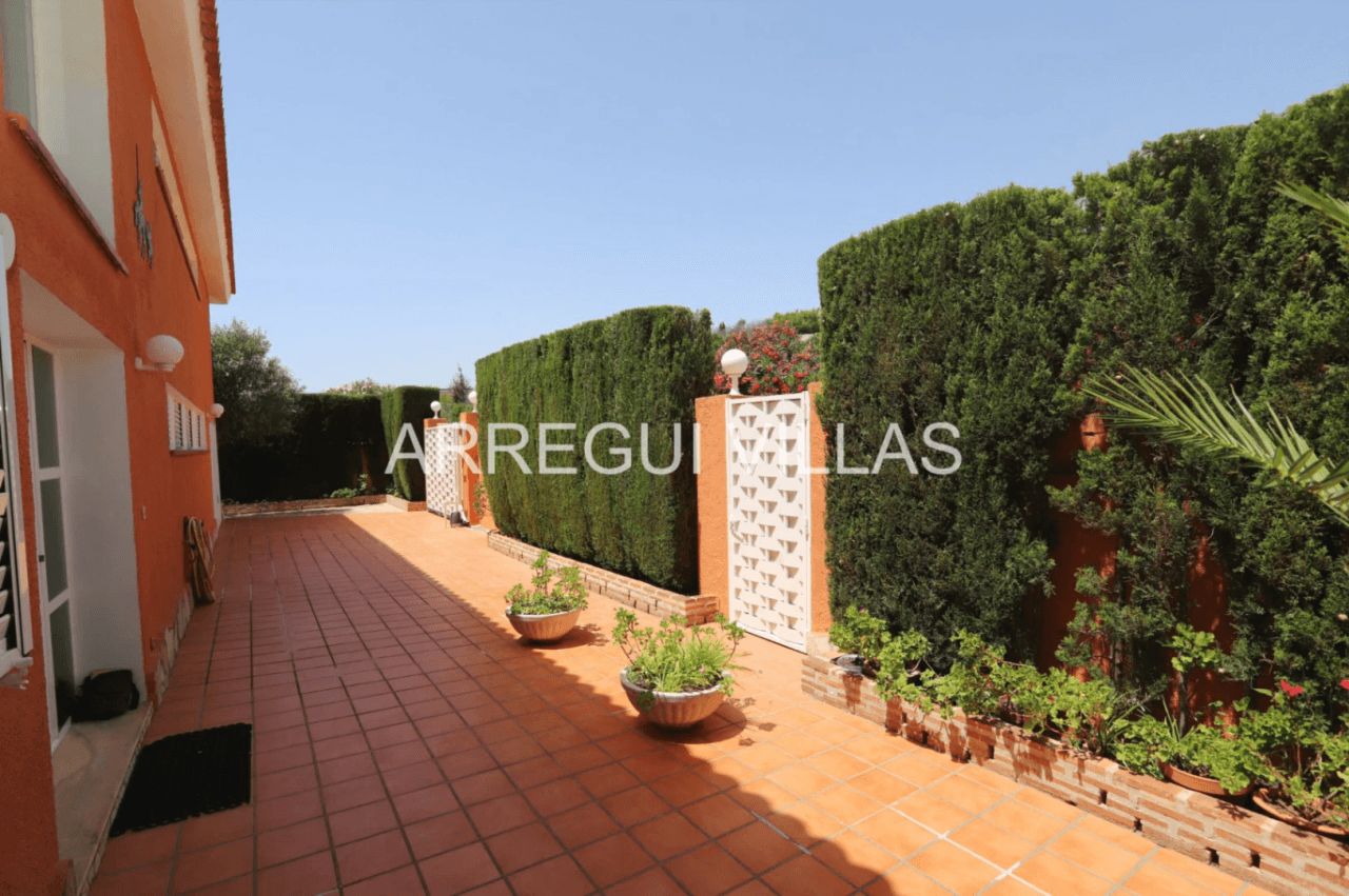 Villa con vistas al mar, piscina privada y amplios espacios en Cumbres del Sol - Benitachell