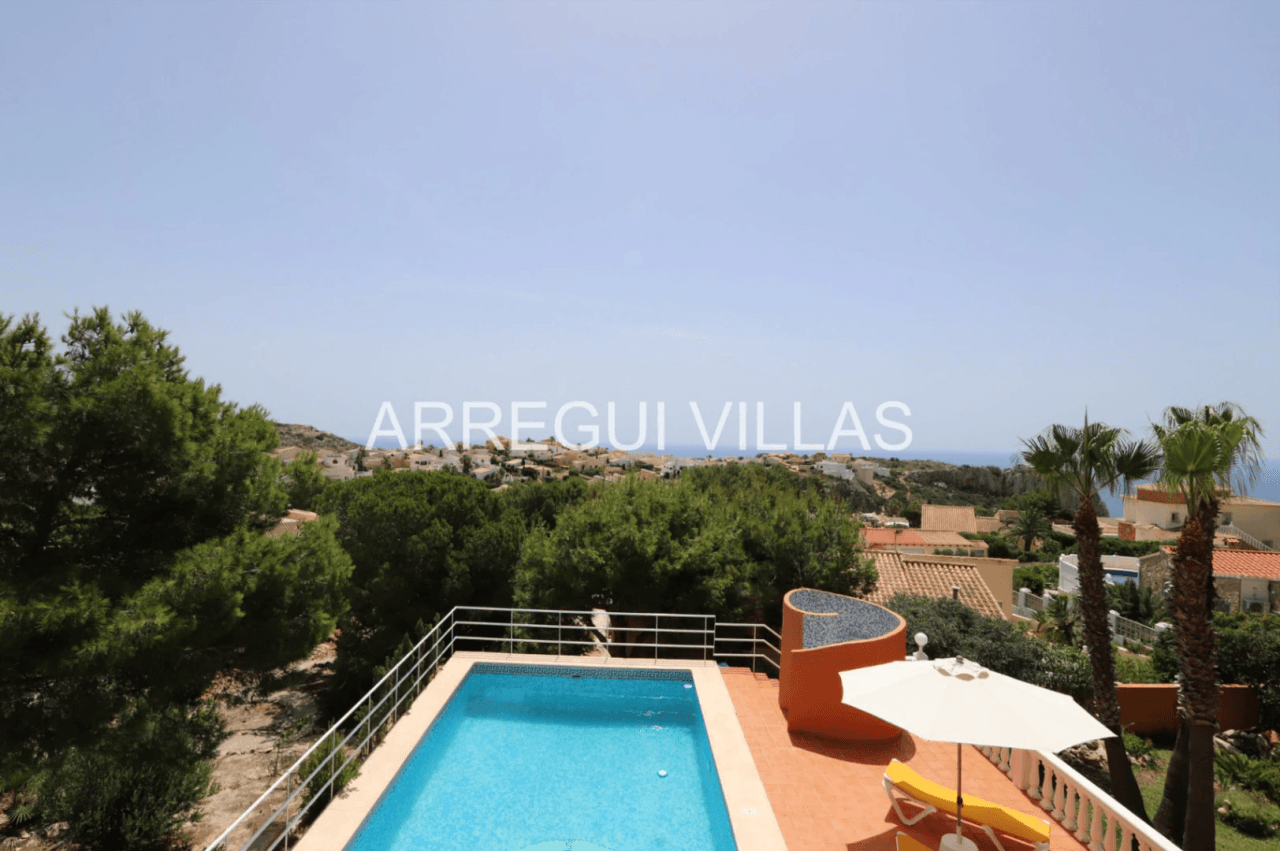 Villa con vistas al mar, piscina privada y amplios espacios en Cumbres del Sol - Benitachell