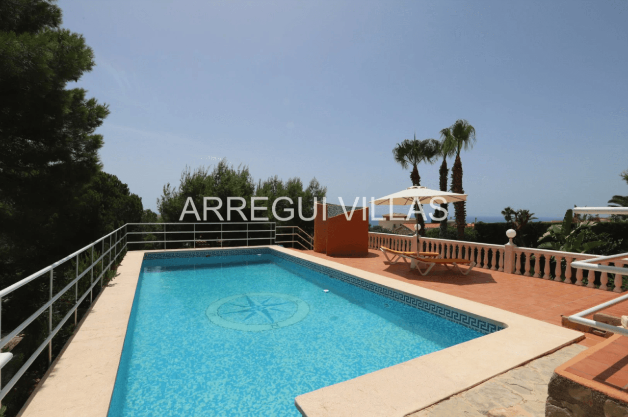 Villa con vistas al mar, piscina privada y amplios espacios en Cumbres del Sol - Benitachell