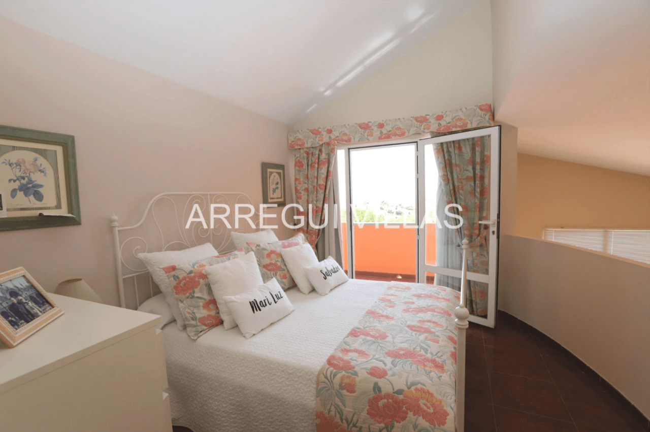 Villa con vistas al mar, piscina privada y amplios espacios en Cumbres del Sol - Benitachell