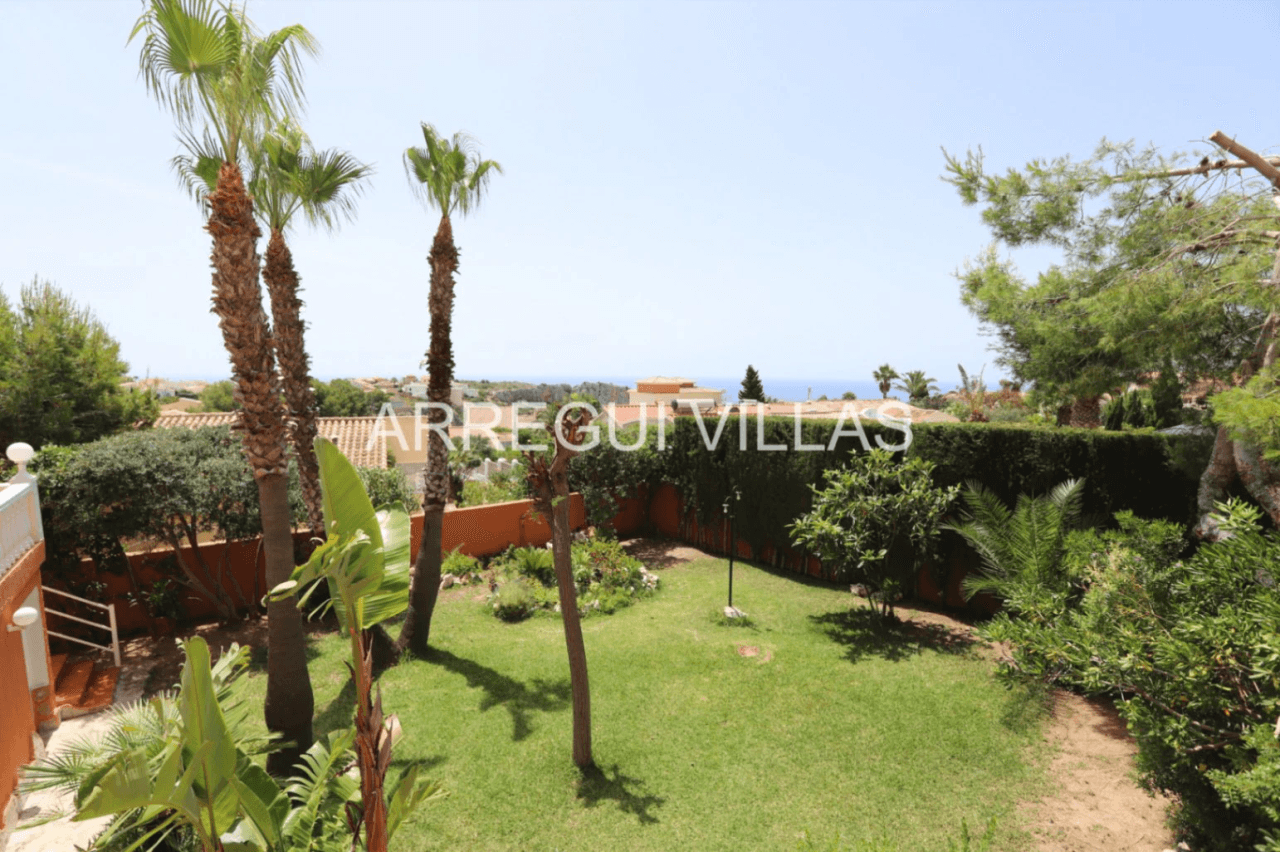 Villa con vistas al mar, piscina privada y amplios espacios en Cumbres del Sol - Benitachell