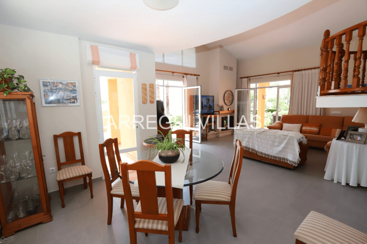 Villa con vistas al mar, piscina privada y amplios espacios en Cumbres del Sol - Benitachell