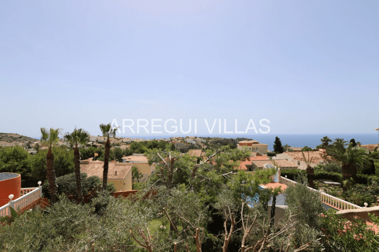 Villa con vistas al mar, piscina privada y amplios espacios en Cumbres del Sol - Benitachell