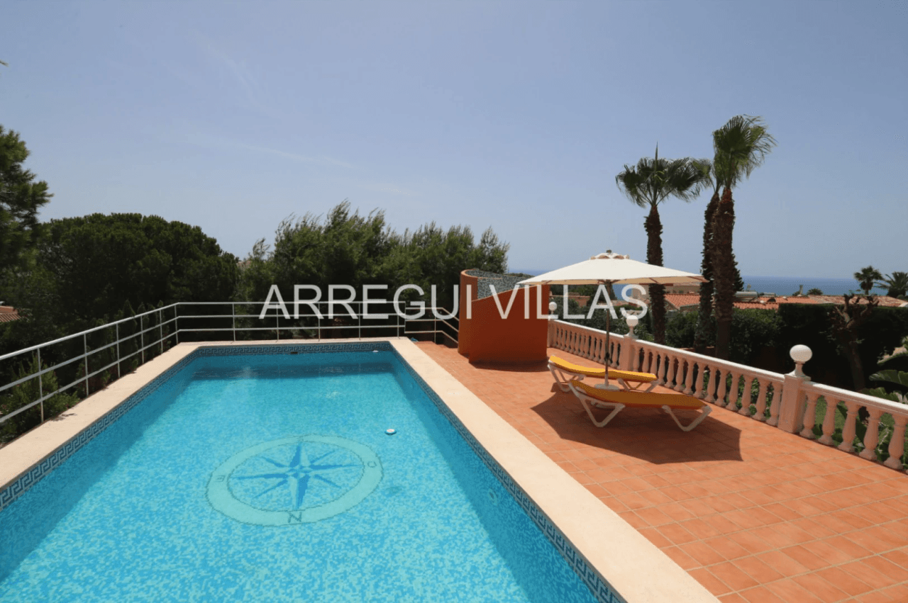 Villa con vistas al mar, piscina privada y amplios espacios en Cumbres del Sol - Benitachell