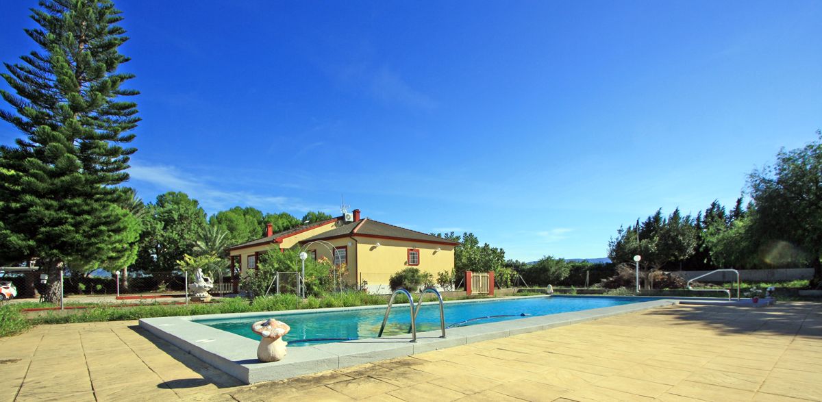 Finca-Villa of 11.310m² only 400 meters from the beach