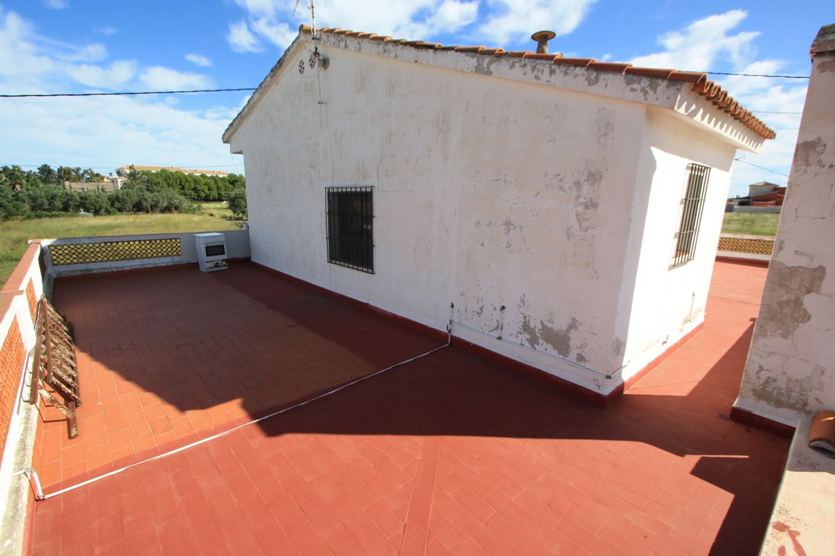 Three homes on a single plot 300 m from the sea in Dénia