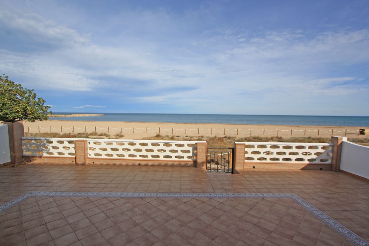 Chalet pareado en primera línea de playa en Dénia