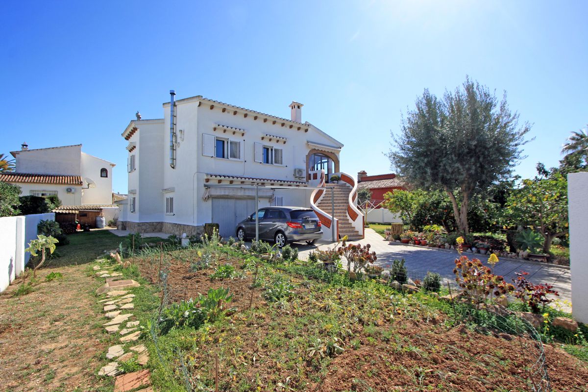 Villa with two independent dwellings in Els Poblets