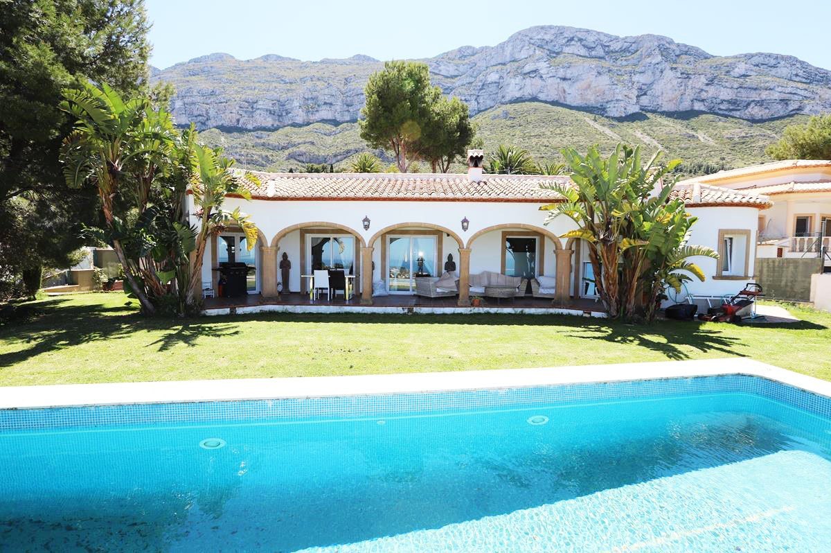 Villa with spectacular sea views in Dénia