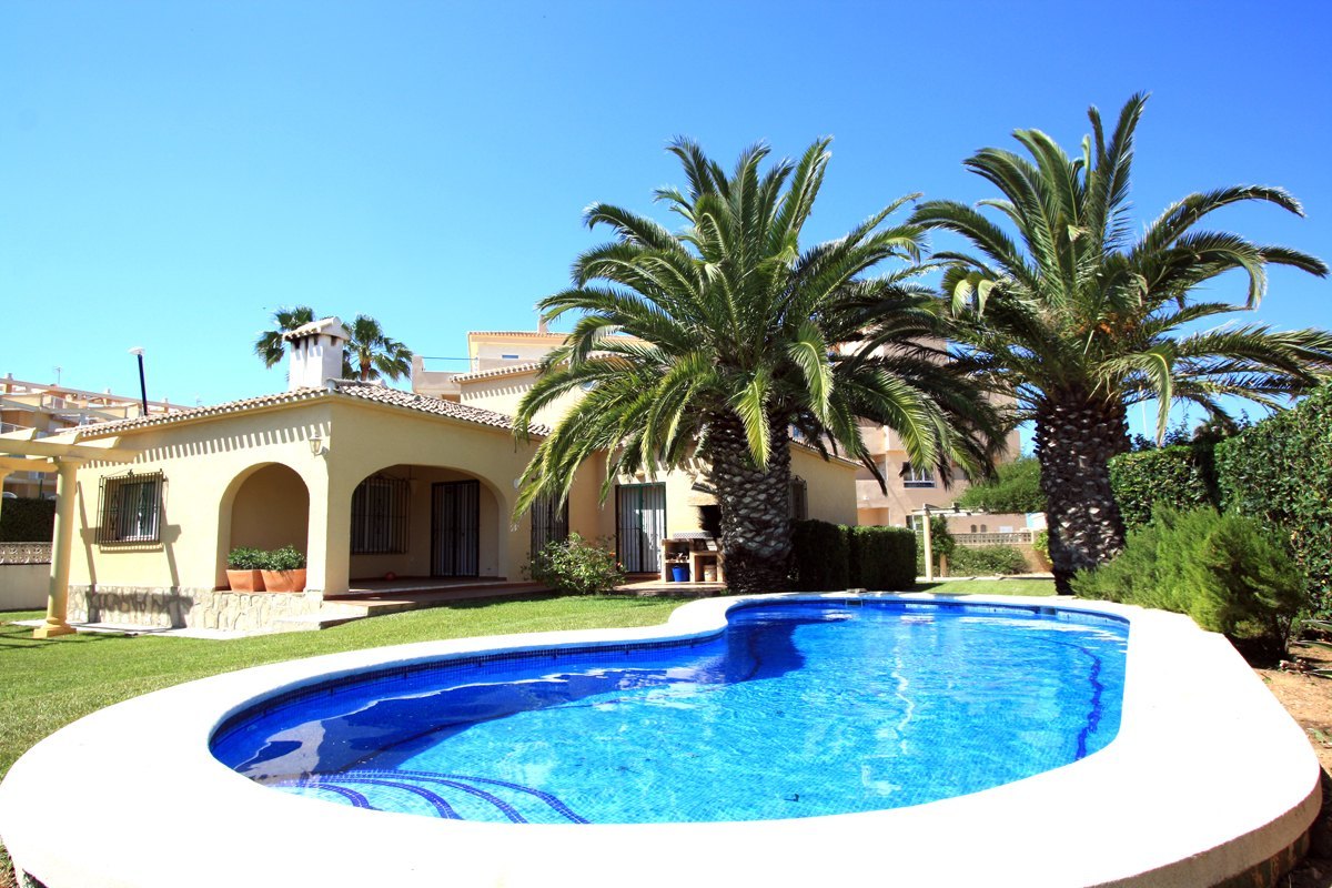 Villa with studio on the first beach line in Dénia
