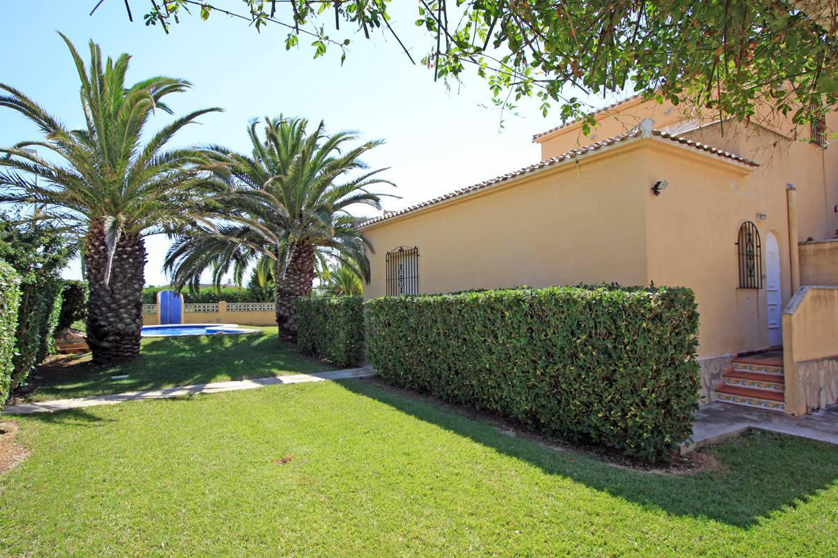 Villa with studio on the first beach line in Dénia