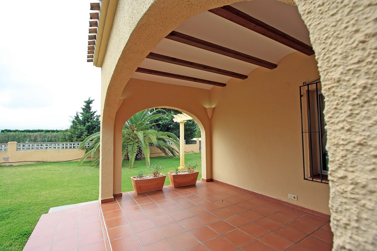Villa mit Studio in der ersten Strandlinie in Dénia