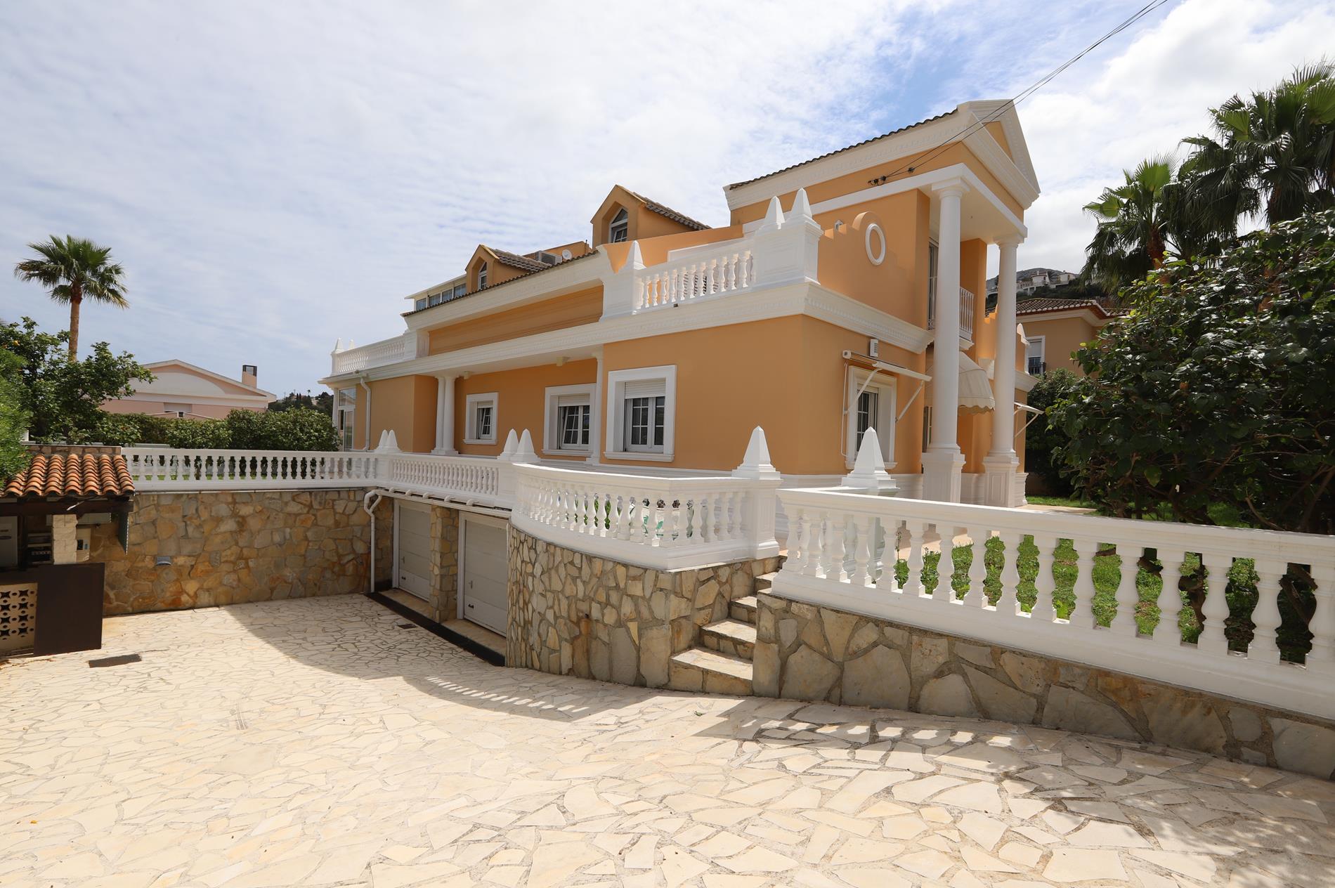 Villa im klassischen Stil in La Pedrera