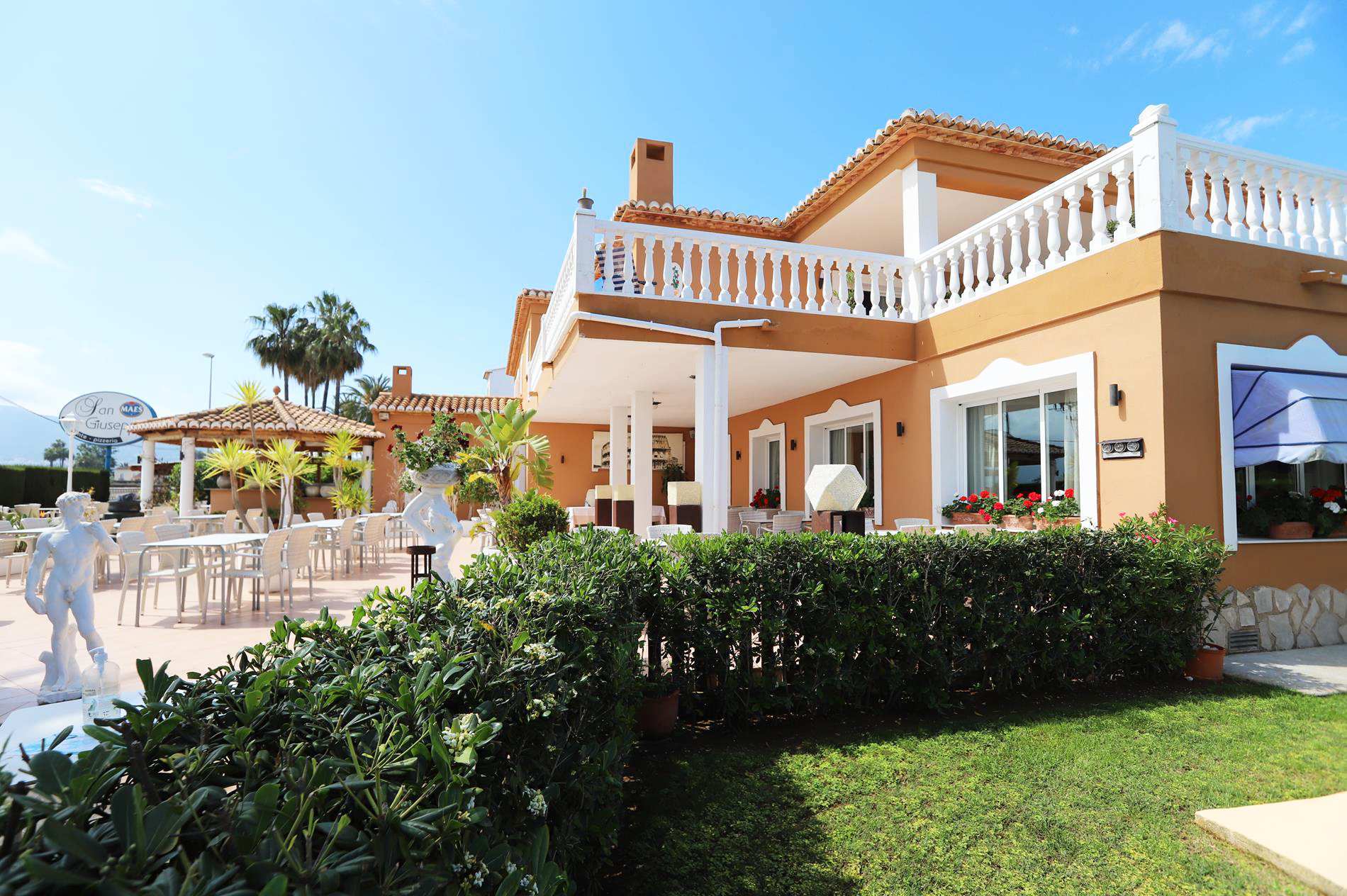 Villa mit Geschäft in Las Marinas