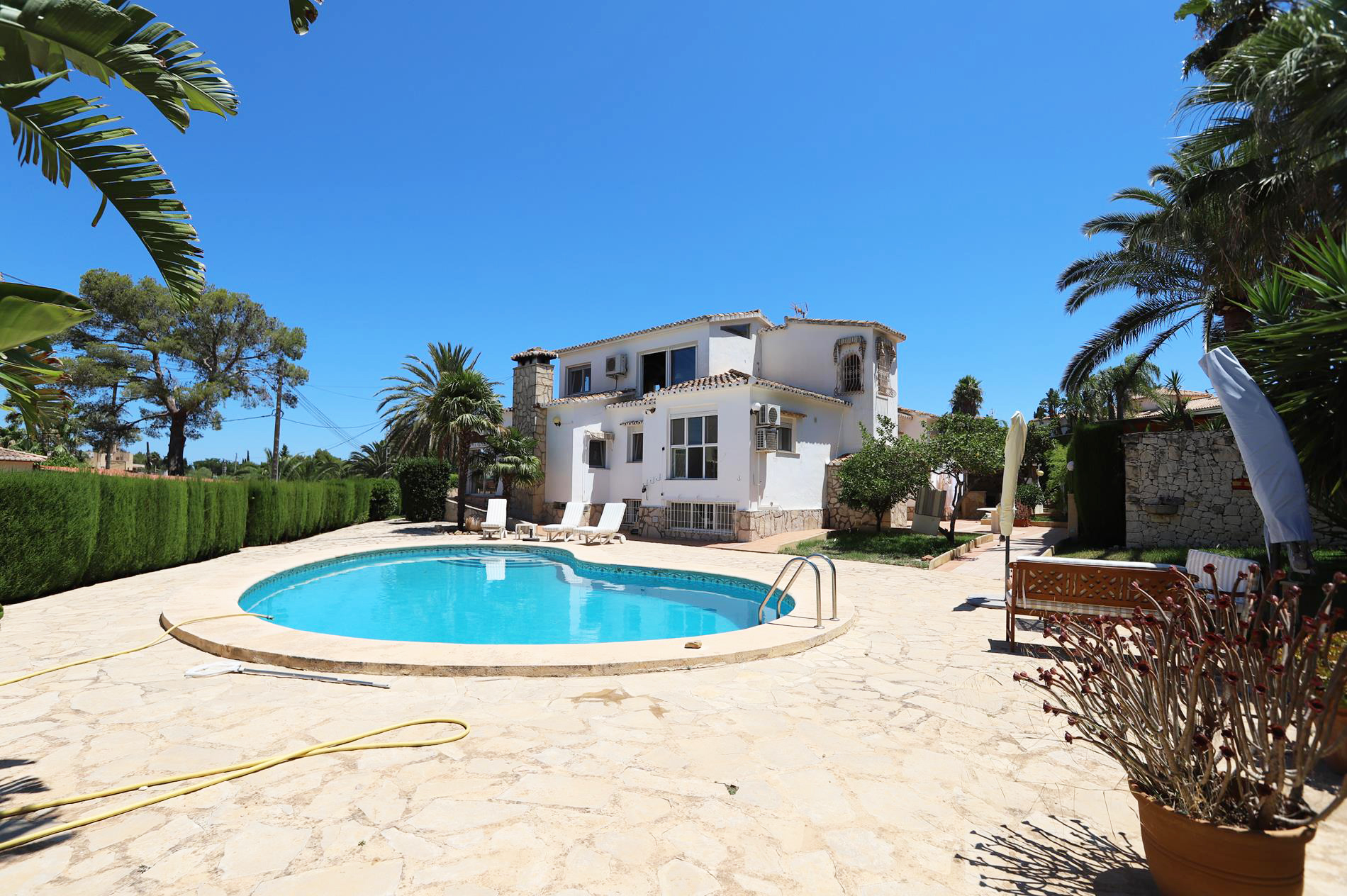 Estupenda villa con piscina en venta en Dénia