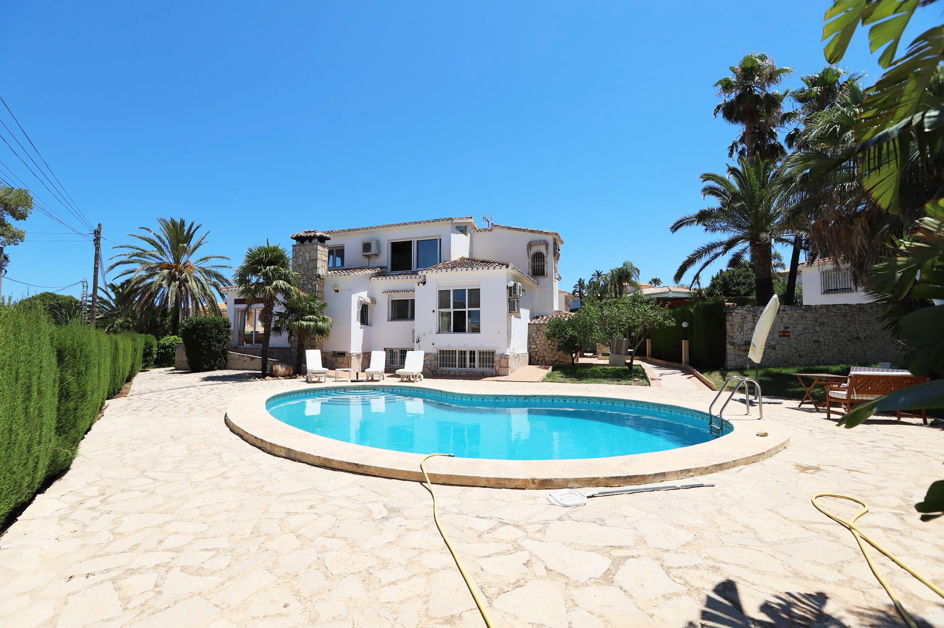 Great villa with pool for sale in Dénia