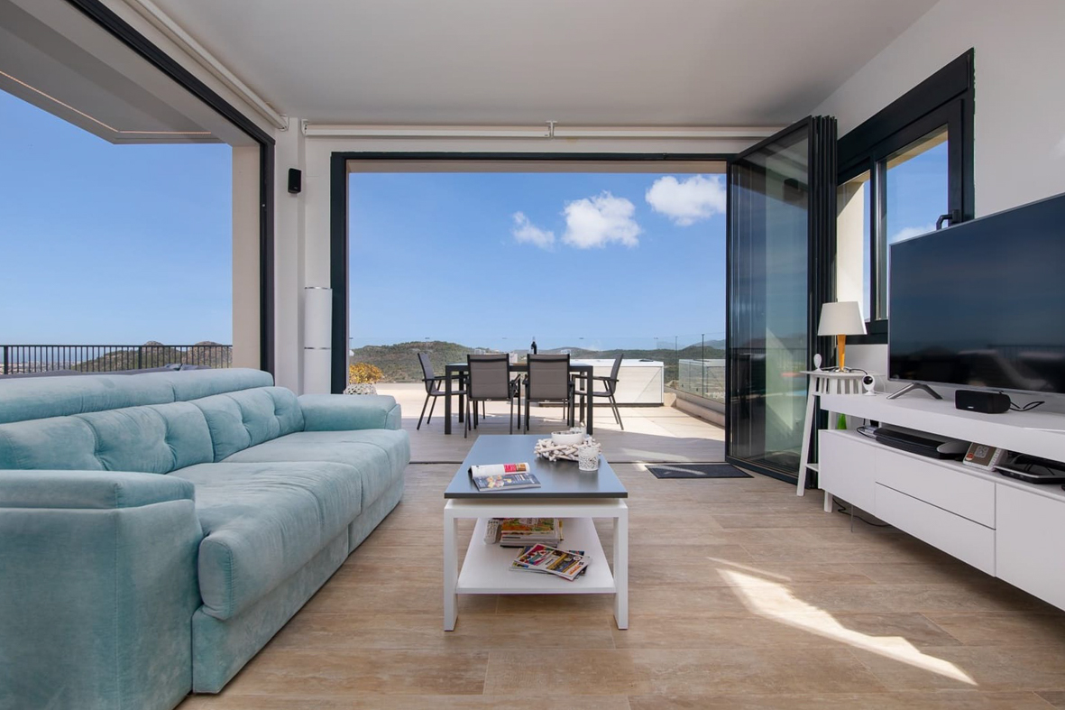 Villa moderna con vistas panorámicas al mar y montaña