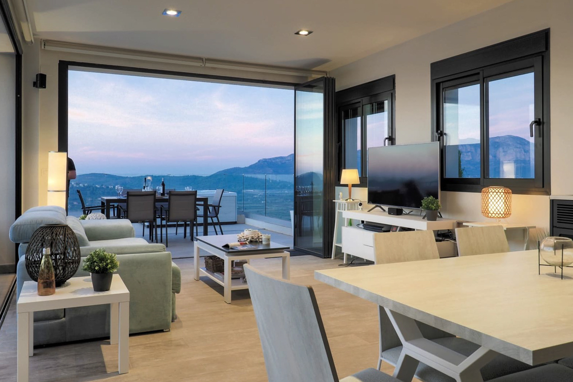 Villa moderna con vistas panorámicas al mar y montaña