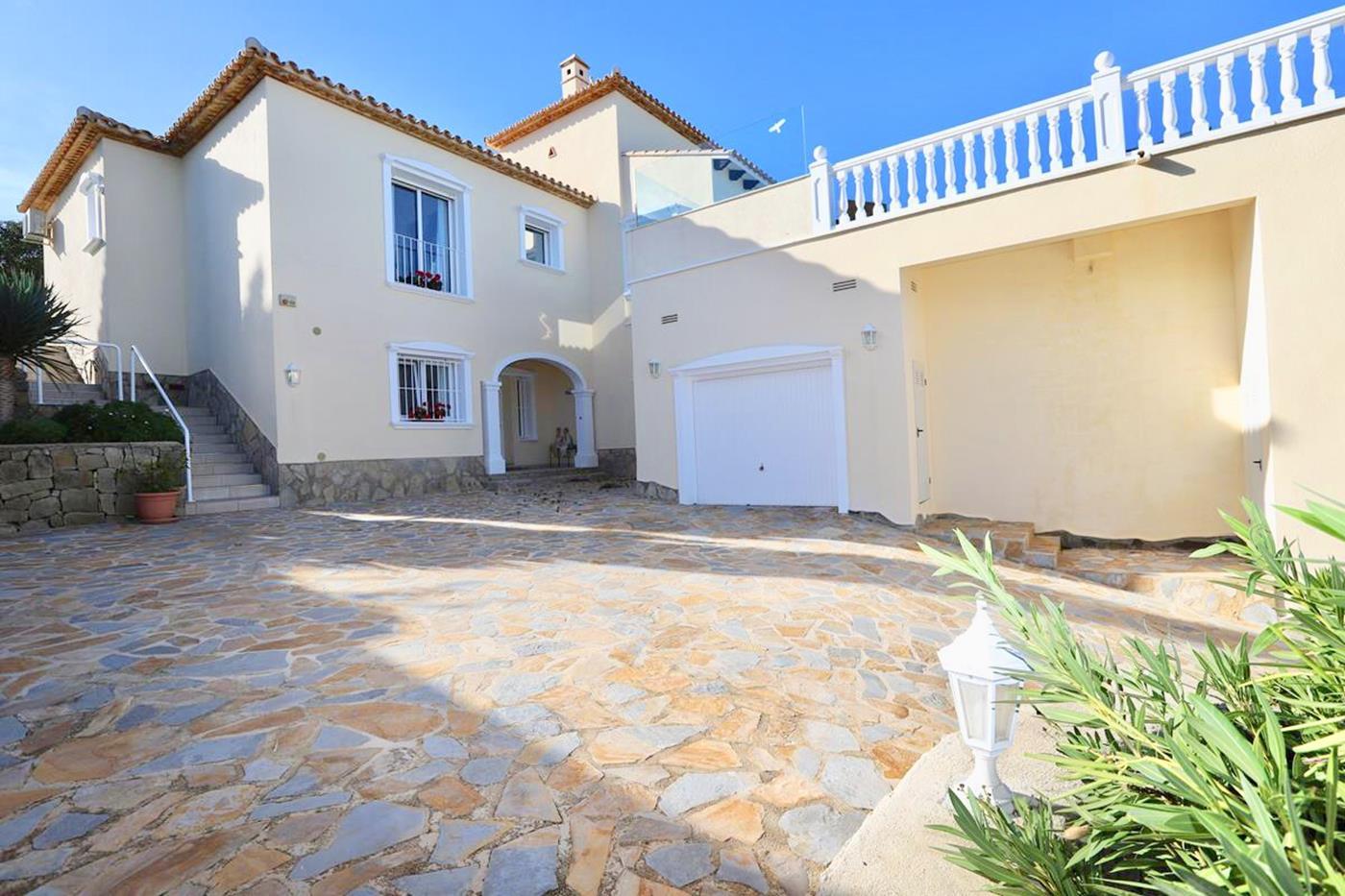 Villa en La Sella con vistas abiertas al mar y montaña